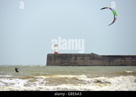 Seaford, UK. 29. Juni 2016. Kite-Surfer nutzen die nassen und windigen Sommerwetter in Bucht von Seaford, Ostsussex. Bildnachweis: Peter Cripps/Alamy Live-Nachrichten Stockfoto