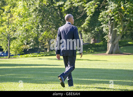 Washington, District Of Columbia, USA. 29. Juni 2016. US-Präsident Barack Obama geht über den Süden Rasen des weißen Hauses in Washington, DC, als er zu fahren um in Ottawa, Kanada zur Teilnahme an der North American Leaders Summit auf Mittwoch, 29. Juni 2016 Reisen bereitet. Der Präsident wird später an diesem Abend ins Weiße Haus zurück. Bildnachweis: Ron Sachs/CNP/ZUMA Draht/Alamy Live-Nachrichten Stockfoto