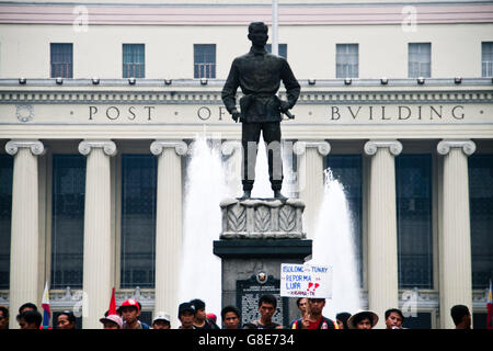 Philippinen. 29. Juni 2016. Ein Aktivist tragen ein Poster fordern echte Bodenreform steht mit anderen Aktivisten vor der Statue von Andres Bonifacio in Lawton, Manila. Die Aktivisten erklärten, dass sie wachsam wie eingehende Präsident versprach Duterte Wiederaufnahme der Friedensgespräche zwischen der nationalen demokratischen Front und der Regierung der Philippinen. © J Gerard Seguia/ZUMA Draht/Alamy Live-Nachrichten Stockfoto