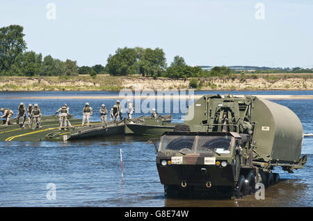 7. Juni 2016 - Chelmno, Polen - US Armee-Reserve-Soldaten mit dem 361. Ingenieur-Unternehmen von Warner Robins, Georgia, schärfen, ihre Fähigkeiten durch den Bau der Improved Ribbon Bridge an der Weichsel in Chelmno, Polen, als Teil der Übung Anakonda 2016, 7.Juni. Der IRB ist ein Schnitt Schwimmbrücke, die Schaffung einer Vollbrücke oder Fahrzeuge und Geräte in einem Körper des Wassers Fähre genutzt werden kann. Übung Anakonda 2016 ist eine polnisch-geführten, gemeinsame, multinationale Übung vom 7.-17. Juni in Polen stattfinden. Diese Übung beinhaltet mehr als 31.000 Teilnehmer aus mehr als 20 Nationen. Exerc Stockfoto