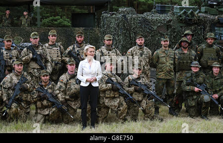 Hannover, Deutschland. 29. Juni 2016. Bundesminister der Verteidigung, Ursula von der Leyen (CDU), besucht die Panzer Bataillon 33 zum Jahresbeginn ihre Sommerreise in diesem Jahr und stellt für ein Gruppenfoto in Luttmersen in der Region Hannover, Deutschland, 29. Juni 2016. Die Ministerin informierte sich über den Stand der Einführung des Panzers "Puma" während des Trainings ein Feld. Foto: Holger Hollemann/Dpa/Alamy Live News Stockfoto