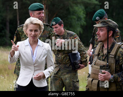 Hannover, Deutschland. 29. Juni 2016. Bundesminister der Verteidigung, Ursula von der Leyen (CDU), besucht die Panzer Bataillon 33 zum Jahresbeginn ihre Sommerreise heuer in Luttmersen in der Region Hannover, Deutschland, 29. Juni 2016. Die Ministerin informierte sich über den Stand der Einführung des Panzers "Puma" während des Trainings ein Feld. Foto: Holger Hollemann/Dpa/Alamy Live News Stockfoto