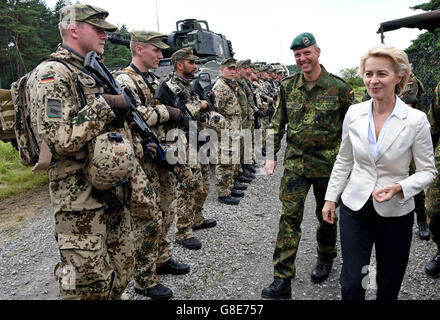 Hannover, Deutschland. 29. Juni 2016. Deutsche Verteidigungsminister, Ursula von der Leyen (CDU), besucht die Panzer Bataillon 33 und spricht mit Soldaten zu Beginn ihrer Reise Sommer dieses Jahres in Luttmersen in der Region Hannover, Deutschland, 29. Juni 2016. Die Ministerin informierte sich über den Stand der Einführung des Panzers "Puma" während des Trainings ein Feld. Foto: Holger Hollemann/Dpa/Alamy Live News Stockfoto