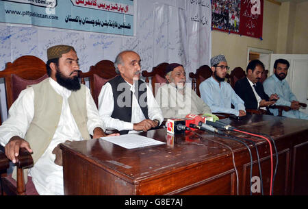 Palästina Balochistan Stiftungspräsident, Sohail Akbar Shirazi Adressen Medien Personen während der Pressekonferenz über muslimische Völkermord in Palästina, im Quetta-Presseklub auf Mittwoch, 29. Juni 2016. Stockfoto