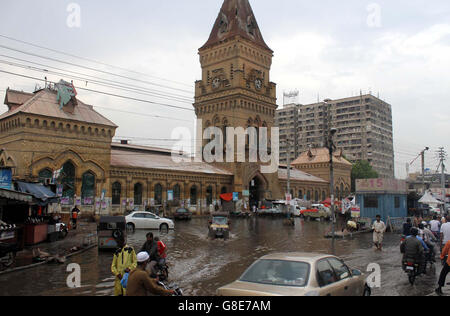 Blick auf stehendes Regenwasser an Kaiserin Markt Saddar nach Regenguss der Monsun-Saison die schafft Probleme für Anwohner und Pendler die Fahrlässigkeit der betreffenden Abteilung in Karachi auf Mittwoch, 29. Juni 2016 zeigen. Das Metropolitan ist Mittwoch weiterhin gute Monsun-Duschen für 2. Tag in Folge, so schwer zu leichtem Regen gepaart mit böigem Wind in fast allen Bereichen der Stadt aufgetreten. Das Met Office sagt, dass der Regen Zauber bis morgen fortsetzen wird. Die Wetter-Abteilung hat landesweit Regenguss heute während der nächsten 24 Stunden prognostiziert. Stockfoto