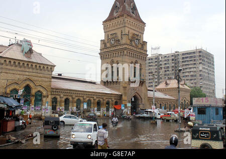 KARACHI, PAKISTAN, JUN 29: Blick auf stehendes Regenwasser an Kaiserin Markt Saddar nach Regenguss der Monsun-Saison die schafft Probleme für Anwohner und Pendler die Fahrlässigkeit der betreffenden Abteilung in Karachi auf Mittwoch, 29. Juni 2016 zeigen. Das Metropolitan ist Mittwoch weiterhin gute Monsun-Duschen für 2. Tag in Folge, so schwer zu leichtem Regen gepaart mit böigem Wind in fast allen Bereichen der Stadt aufgetreten. Das Met Office sagt, dass der Regen Zauber bis morgen fortsetzen wird. Die Wetter-Abteilung hat landesweit Regenguss heute während der nächsten 24 Stunden prognostiziert. (S.Imran A Stockfoto