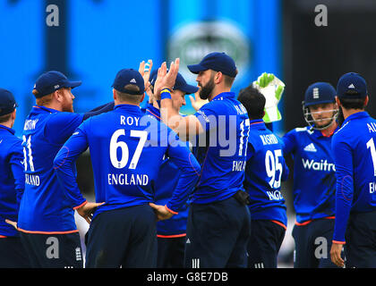 Das Kia-Oval, London, UK. 29. Juni 2016. 4. royal London eines Tages International. England im Vergleich zu Sri Lanka. Englands Liam Plunkett feiert mit seinem Team nach dem Fang Kusal Mendis (Sri) Credit: Action Plus Sport/Alamy Live News Stockfoto