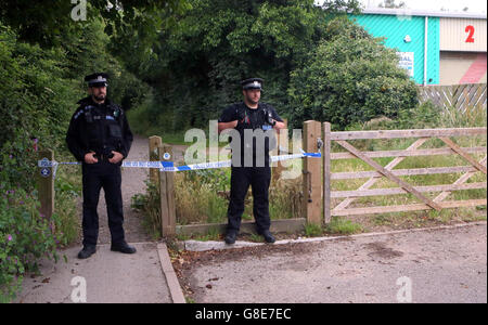 Hayling Island in Mittwoch, 29. Juni 2016 ist ein Mann heute Nachmittag auf einem beliebten Naturlehrpfad auf Hayling Island leider verstorben.    Notdienst wurden kurz vor 10.40 Uhr heute Morgen zu berichten von einem Mann angerufen, die geglaubt wird, um auf den Spuren von Billy vom Fahrrad in einer waldreichen Umgebung gefallen haben.    Eine Weitergabe Dogwalker hob den Alarm nach der Feststellung der Mann und sein Fahrrad auf dem Boden.     Polizei abgesperrt den Naturlehrpfad, während sie mit dem Vorfall behandelt, die nicht als verdächtig behandelt wird. Ein Hampshire Sprecher fügte hinzu: "Offiziere hießen am 10. Bildnachweis: Uknip/Alamy Live-Nachrichten Stockfoto