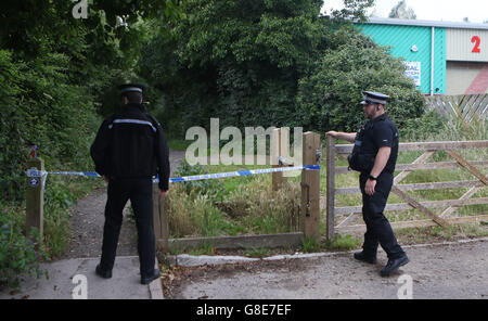 Hayling Island in Mittwoch, 29. Juni 2016 ist ein Mann heute Nachmittag auf einem beliebten Naturlehrpfad auf Hayling Island leider verstorben.    Notdienst wurden kurz vor 10.40 Uhr heute Morgen zu berichten von einem Mann angerufen, die geglaubt wird, um auf den Spuren von Billy vom Fahrrad in einer waldreichen Umgebung gefallen haben.    Eine Weitergabe Dogwalker hob den Alarm nach der Feststellung der Mann und sein Fahrrad auf dem Boden.     Polizei abgesperrt den Naturlehrpfad, während sie mit dem Vorfall behandelt, die nicht als verdächtig behandelt wird. Ein Hampshire Sprecher fügte hinzu: "Offiziere hießen am 10. Bildnachweis: Uknip/Alamy Live-Nachrichten Stockfoto