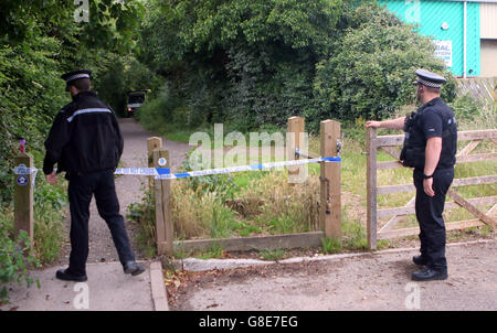 Hayling Island in Mittwoch, 29. Juni 2016 ist ein Mann heute Nachmittag auf einem beliebten Naturlehrpfad auf Hayling Island leider verstorben.    Notdienst wurden kurz vor 10.40 Uhr heute Morgen zu berichten von einem Mann angerufen, die geglaubt wird, um auf den Spuren von Billy vom Fahrrad in einer waldreichen Umgebung gefallen haben.    Eine Weitergabe Dogwalker hob den Alarm nach der Feststellung der Mann und sein Fahrrad auf dem Boden.     Polizei abgesperrt den Naturlehrpfad, während sie mit dem Vorfall behandelt, die nicht als verdächtig behandelt wird. Ein Hampshire Sprecher fügte hinzu: "Offiziere hießen am 10. Bildnachweis: Uknip/Alamy Live-Nachrichten Stockfoto