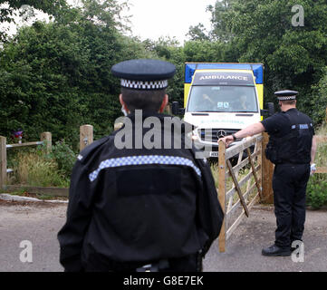 Hayling Island in Mittwoch, 29. Juni 2016 ist ein Mann heute Nachmittag auf einem beliebten Naturlehrpfad auf Hayling Island leider verstorben.    Notdienst wurden kurz vor 10.40 Uhr heute Morgen zu berichten von einem Mann angerufen, die geglaubt wird, um auf den Spuren von Billy vom Fahrrad in einer waldreichen Umgebung gefallen haben.    Eine Weitergabe Dogwalker hob den Alarm nach der Feststellung der Mann und sein Fahrrad auf dem Boden.     Polizei abgesperrt den Naturlehrpfad, während sie mit dem Vorfall behandelt, die nicht als verdächtig behandelt wird. Ein Hampshire Sprecher fügte hinzu: "Offiziere hießen am 10. Bildnachweis: Uknip/Alamy Live-Nachrichten Stockfoto