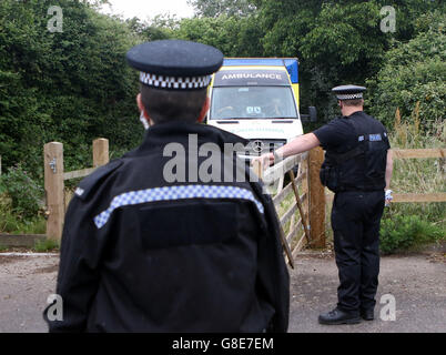 Hayling Island in Mittwoch, 29. Juni 2016 ist ein Mann heute Nachmittag auf einem beliebten Naturlehrpfad auf Hayling Island leider verstorben.    Notdienst wurden kurz vor 10.40 Uhr heute Morgen zu berichten von einem Mann angerufen, die geglaubt wird, um auf den Spuren von Billy vom Fahrrad in einer waldreichen Umgebung gefallen haben.    Eine Weitergabe Dogwalker hob den Alarm nach der Feststellung der Mann und sein Fahrrad auf dem Boden.     Polizei abgesperrt den Naturlehrpfad, während sie mit dem Vorfall behandelt, die nicht als verdächtig behandelt wird. Ein Hampshire Sprecher fügte hinzu: "Offiziere hießen am 10. Bildnachweis: Uknip/Alamy Live-Nachrichten Stockfoto