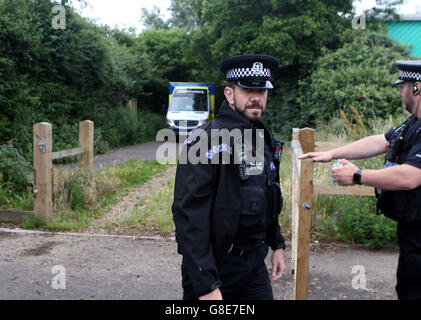 Hayling Island in Mittwoch, 29. Juni 2016 ist ein Mann heute Nachmittag auf einem beliebten Naturlehrpfad auf Hayling Island leider verstorben.    Notdienst wurden kurz vor 10.40 Uhr heute Morgen zu berichten von einem Mann angerufen, die geglaubt wird, um auf den Spuren von Billy vom Fahrrad in einer waldreichen Umgebung gefallen haben.    Eine Weitergabe Dogwalker hob den Alarm nach der Feststellung der Mann und sein Fahrrad auf dem Boden.     Polizei abgesperrt den Naturlehrpfad, während sie mit dem Vorfall behandelt, die nicht als verdächtig behandelt wird. Ein Hampshire Sprecher fügte hinzu: "Offiziere hießen am 10. Bildnachweis: Uknip/Alamy Live-Nachrichten Stockfoto