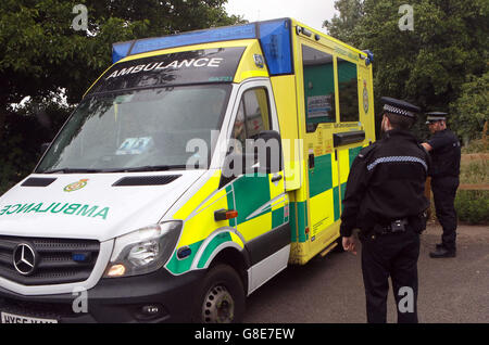 Hayling Island in Mittwoch, 29. Juni 2016 ist ein Mann heute Nachmittag auf einem beliebten Naturlehrpfad auf Hayling Island leider verstorben.    Notdienst wurden kurz vor 10.40 Uhr heute Morgen zu berichten von einem Mann angerufen, die geglaubt wird, um auf den Spuren von Billy vom Fahrrad in einer waldreichen Umgebung gefallen haben.    Eine Weitergabe Dogwalker hob den Alarm nach der Feststellung der Mann und sein Fahrrad auf dem Boden.     Polizei abgesperrt den Naturlehrpfad, während sie mit dem Vorfall behandelt, die nicht als verdächtig behandelt wird. Ein Hampshire Sprecher fügte hinzu: "Offiziere hießen am 10. Bildnachweis: Uknip/Alamy Live-Nachrichten Stockfoto