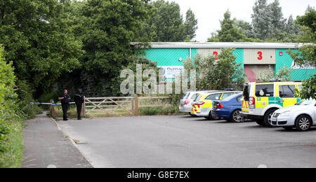 Hayling Island in Mittwoch, 29. Juni 2016 ist ein Mann heute Nachmittag auf einem beliebten Naturlehrpfad auf Hayling Island leider verstorben.    Notdienst wurden kurz vor 10.40 Uhr heute Morgen zu berichten von einem Mann angerufen, die geglaubt wird, um auf den Spuren von Billy vom Fahrrad in einer waldreichen Umgebung gefallen haben.    Eine Weitergabe Dogwalker hob den Alarm nach der Feststellung der Mann und sein Fahrrad auf dem Boden.     Polizei abgesperrt den Naturlehrpfad, während sie mit dem Vorfall behandelt, die nicht als verdächtig behandelt wird. Ein Hampshire Sprecher fügte hinzu: "Offiziere hießen am 10. Bildnachweis: Uknip/Alamy Live-Nachrichten Stockfoto