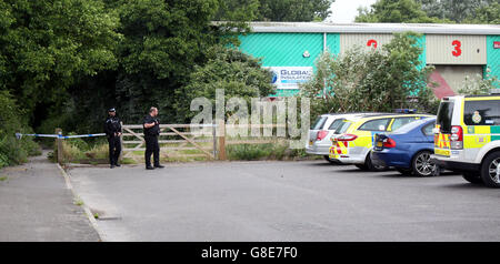 Hayling Island in Mittwoch, 29. Juni 2016 ist ein Mann heute Nachmittag auf einem beliebten Naturlehrpfad auf Hayling Island leider verstorben.    Notdienst wurden kurz vor 10.40 Uhr heute Morgen zu berichten von einem Mann angerufen, die geglaubt wird, um auf den Spuren von Billy vom Fahrrad in einer waldreichen Umgebung gefallen haben.    Eine Weitergabe Dogwalker hob den Alarm nach der Feststellung der Mann und sein Fahrrad auf dem Boden.     Polizei abgesperrt den Naturlehrpfad, während sie mit dem Vorfall behandelt, die nicht als verdächtig behandelt wird. Ein Hampshire Sprecher fügte hinzu: "Offiziere hießen am 10. Bildnachweis: Uknip/Alamy Live-Nachrichten Stockfoto