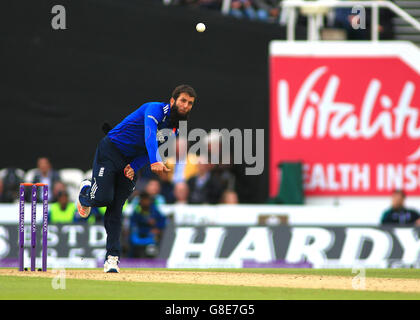 Das Kia-Oval, London, UK. 29. Juni 2016. 4. royal London eines Tages International. England im Vergleich zu Sri Lanka. Englands Moeen Ali Schalen Credit: Action Plus Sport/Alamy Live News Stockfoto