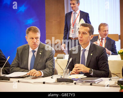 Brüssel, Belgien. 29. Juni 2016. Informelles Treffen der EU-27 Staats- und Regierungschefs, von links nach rechts: Herr Klaus IOHANNIS, Präsident von Rumänien; Herr Christian KERN, österreichische Bundeskanzler. Bildnachweis: Leonardo Hugo Cavallo/Alamy Live-Nachrichten Stockfoto