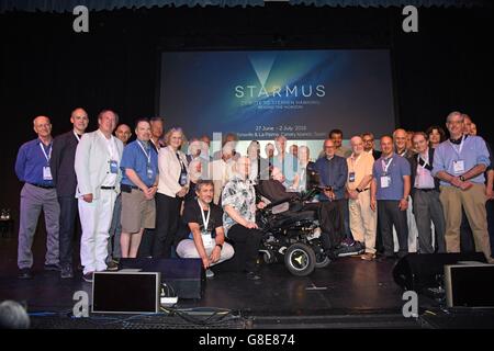 Stephen Hawking mit Starmus Lautsprecher, Joel Parker, Steve Balbus, Eric Betzig, Brian Schmidt, Roger Penrose, Chris Rapley, Neil DeGrasse Tyson, Eugene Kaspersky, David Zambuka, Rusty Schweickart, Claude Nicollier, Garrett Reisman, Brian Eno, Brian May, Joseph Stiglitz, Martin Rees, MC Hawking, Elizabeth Blackburn, David Gross, Richard Dawkins, Chris Hadfield in Anwesenheit für STARMUS III Festival 2016: Hommage an Stephen Hawking - Mi, Piramide de Arona , Teneriffa, Kanarische Inseln,--29. Juni 2016. Foto von: Derek Sturm/Everett Collection Stockfoto