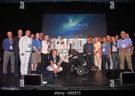 Stephen Hawking mit Starmus Lautsprecher, Joel Parker, Steve Balbus, Eric Betzig, Brian Schmidt, Roger Penrose, Chris Rapley, Neil DeGrasse Tyson, Eugene Kaspersky, David Zambuka, Rusty Schweickart, Claude Nicollier, Garrett Reisman, Brian Eno, Brian May, Joseph Stiglitz, Martin Rees, MC Hawking, Elizabeth Blackburn, David Gross, Richard Dawkins, Chris Hadfield in Anwesenheit für STARMUS III Festival 2016: Hommage an Stephen Hawking - Mi, Piramide de Arona , Teneriffa, Kanarische Inseln,--29. Juni 2016. Foto von: Derek Sturm/Everett Collection Stockfoto