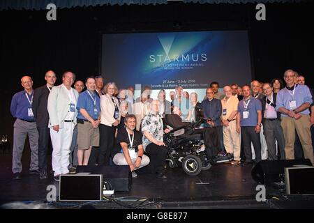 Stephen Hawking mit Starmus Lautsprecher, Joel Parker, Steve Balbus, Eric Betzig, Brian Schmidt, Roger Penrose, Chris Rapley, Neil DeGrasse Tyson, Eugene Kaspersky, David Zambuka, Rusty Schweickart, Claude Nicollier, Garrett Reisman, Brian Eno, Brian May, Joseph Stiglitz, Martin Rees, MC Hawking, Elizabeth Blackburn, David Gross, Richard Dawkins, Chris Hadfield in Anwesenheit für STARMUS III Festival 2016: Hommage an Stephen Hawking - Mi, Piramide de Arona , Teneriffa, Kanarische Inseln,--29. Juni 2016. Foto von: Derek Sturm/Everett Collection Stockfoto