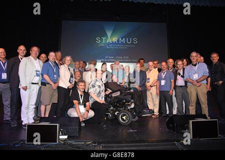 Stephen Hawking mit Starmus Lautsprecher, Joel Parker, Steve Balbus, Eric Betzig, Brian Schmidt, Roger Penrose, Chris Rapley, Neil DeGrasse Tyson, Eugene Kaspersky, David Zambuka, Rusty Schweickart, Claude Nicollier, Garrett Reisman, Brian Eno, Brian May, Joseph Stiglitz, Martin Rees, MC Hawking, Elizabeth Blackburn, David Gross, Richard Dawkins, Chris Hadfield in Anwesenheit für STARMUS III Festival 2016: Hommage an Stephen Hawking - Mi, Piramide de Arona , Teneriffa, Kanarische Inseln,--29. Juni 2016. Foto von: Derek Sturm/Everett Collection Stockfoto