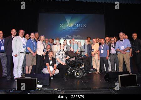 Stephen Hawking mit Starmus Lautsprecher, Joel Parker, Steve Balbus, Eric Betzig, Brian Schmidt, Roger Penrose, Chris Rapley, Neil DeGrasse Tyson, Eugene Kaspersky, David Zambuka, Rusty Schweickart, Claude Nicollier, Garrett Reisman, Brian Eno, Brian May, Joseph Stiglitz, Martin Rees, MC Hawking, Elizabeth Blackburn, David Gross, Richard Dawkins, Chris Hadfield in Anwesenheit für STARMUS III Festival 2016: Hommage an Stephen Hawking - Mi, Piramide de Arona , Teneriffa, Kanarische Inseln,--29. Juni 2016. Foto von: Derek Sturm/Everett Collection Stockfoto