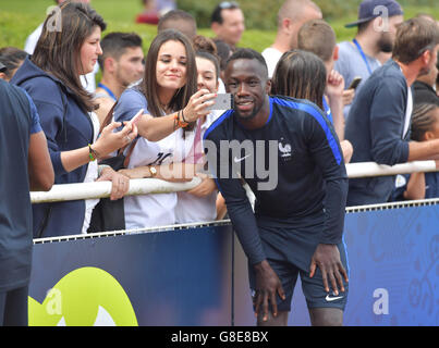 Bacary Sagna Frankreichs posiert für ein Foto während einer öffentlichen Fußball-Trainingseinheit an ihr Team in Clairefontaine-En-Yvelines in Frankreich, 29. Juni 2016. Die UEFA EURO 2016 findet vom 10. Juni bis 10. Juli 2016 in Frankreich. Foto: Peter Kneffel/dpa Stockfoto