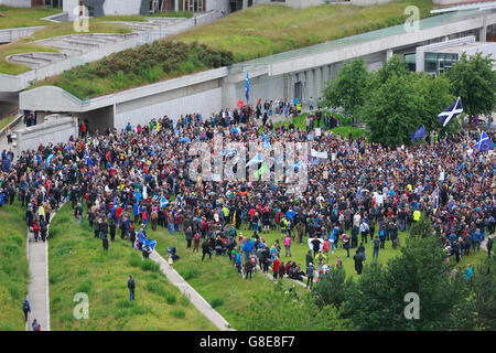 Edinburgh, UK. 29. Juni 2016. Tausende von Menschen versammeln sich außerhalb des schottischen Parlaments, Demonstration für Schottland zu bleiben Teil der EU zu unterstützen. Pako Mera/Alamy Live-Nachrichten. Stockfoto