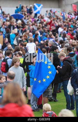 Edinburgh, UK. 29. Juni 2016. Tausende von Menschen versammeln sich außerhalb des schottischen Parlaments, Demonstration für Schottland zu bleiben Teil der EU zu unterstützen. Pako Mera/Alamy Live-Nachrichten. Stockfoto