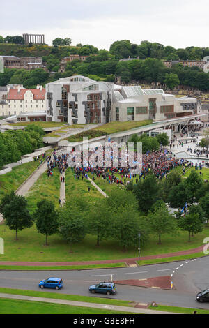 Edinburgh, UK. 29. Juni 2016. Tausende von Menschen versammeln sich außerhalb des schottischen Parlaments, Demonstration für Schottland zu bleiben Teil der EU zu unterstützen. Pako Mera/Alamy Live-Nachrichten. Stockfoto