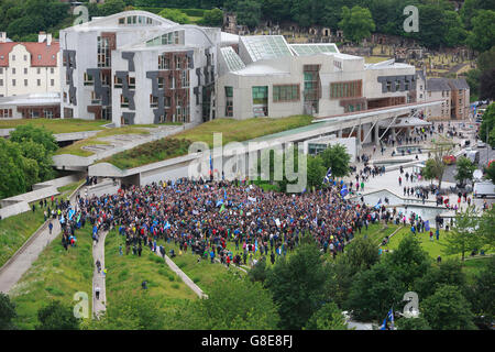 Edinburgh, UK. 29. Juni 2016. Tausende von Menschen versammeln sich außerhalb des schottischen Parlaments, Demonstration für Schottland zu bleiben Teil der EU zu unterstützen. Pako Mera/Alamy Live-Nachrichten. Stockfoto