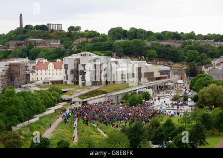 Edinburgh, UK. 29. Juni 2016. Tausende von Menschen versammeln sich außerhalb des schottischen Parlaments, Demonstration für Schottland zu bleiben Teil der EU zu unterstützen. Pako Mera/Alamy Live-Nachrichten. Stockfoto