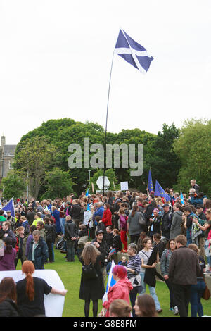 Edinburgh, UK. 29. Juni 2016. Tausende von Menschen versammeln sich außerhalb des schottischen Parlaments, Demonstration für Schottland zu bleiben Teil der EU zu unterstützen. Pako Mera/Alamy Live-Nachrichten. Stockfoto