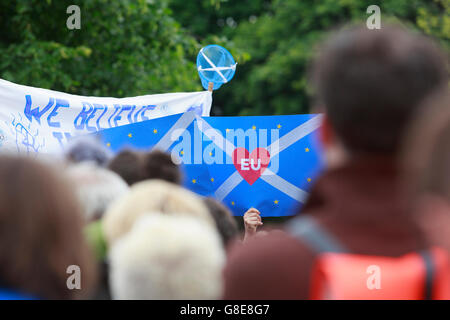 Edinburgh, UK. 29. Juni 2016. Tausende von Menschen versammeln sich außerhalb des schottischen Parlaments, Demonstration für Schottland zu bleiben Teil der EU zu unterstützen. Pako Mera/Alamy Live-Nachrichten. Stockfoto