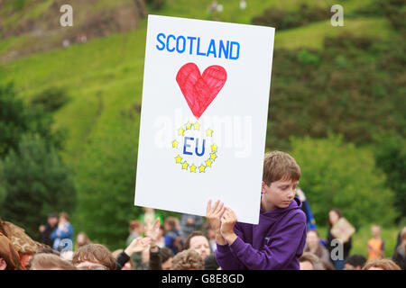 Edinburgh, UK. 29. Juni 2016. Tausende von Menschen versammeln sich außerhalb des schottischen Parlaments, Demonstration für Schottland zu bleiben Teil der EU zu unterstützen. Pako Mera/Alamy Live-Nachrichten. Stockfoto