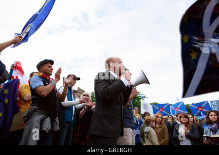 Edinburgh, UK. 29. Juni 2016. Tausende von Menschen versammeln sich außerhalb des schottischen Parlaments, Demonstration für Schottland zu bleiben Teil der EU zu unterstützen. Pako Mera/Alamy Live-Nachrichten. Stockfoto