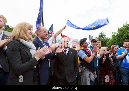 Edinburgh, UK. 29. Juni 2016. Tausende von Menschen versammeln sich außerhalb des schottischen Parlaments, Demonstration für Schottland zu bleiben Teil der EU zu unterstützen. Pako Mera/Alamy Live-Nachrichten. Stockfoto