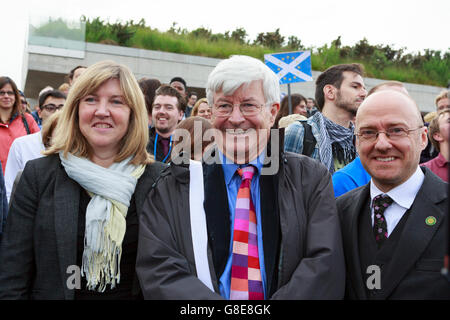 Edinburgh, UK. 29. Juni 2016. Tausende von Menschen versammeln sich außerhalb des schottischen Parlaments, Demonstration für Schottland zu bleiben Teil der EU zu unterstützen. Pako Mera/Alamy Live-Nachrichten. Stockfoto