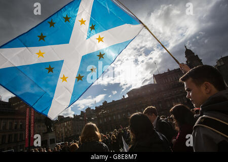 Glasgow, Schottland. 29. Juni 2016. Unterstützer der schottischen Pro-European Gewerkschaft sammeln für eine Rallye in George Square, Glasgow, Schottland, am 29. Juni 2016. Bildnachweis: Jeremy Sutton-Hibbert/Alamy Live-Nachrichten Stockfoto