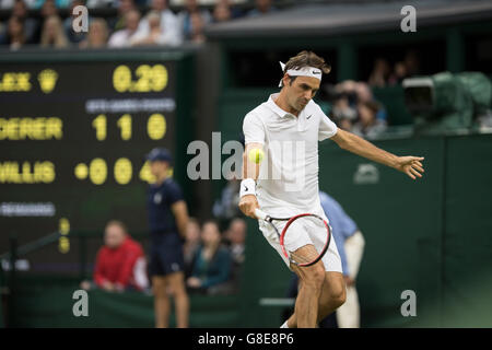 London, Vereinigtes Königreich. 29. Juni 2016. London, UK. 29. Juni 2016.  Wimbledon Tennis-Meisterschaften 2016 statt in The All England Lawn Tennis and Croquet Club, London, England, UK.   Roger Federer (SUI) [1} V Marcus Willis (GBR) auf dem Centre Court. Im Bild:-Roger Federer. Bildnachweis: Duncan Grove/Alamy Live-Nachrichten Stockfoto