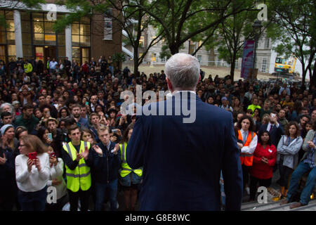 London, England. 29. Juni 2016. Führer der Labour Party, Jeremy Corbyn Menge Adressen außerhalb SOAS Universität. Brayan Alexander Lopez Garzon/Alamy Live-Nachrichten Stockfoto