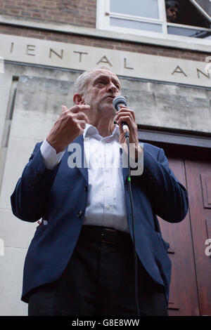 London, England. 29. Juni 2016. Führer der Labour Party, Jeremy Corbyn Menge Adressen außerhalb SOAS Universität. Brayan Alexander Lopez Garzon/Alamy Live-Nachrichten Stockfoto