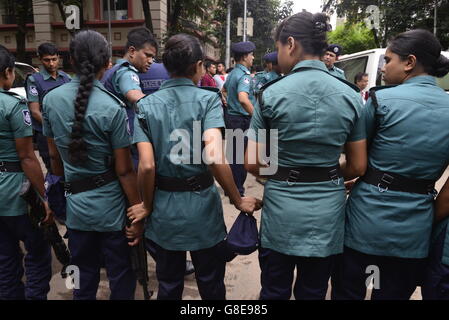 Bangladeshi Soldaten und Polizisten Fuß entlang einer Straße, die führt zu einem gehobenen Restaurant in Dhaka am 2. Juli 2016, nach einem blutigen Belagerung es durch bewaffnete Angreifer, die am 1. Juli begonnen. Schwer bewaffnete Kämpfer ermordeten 20 Geiseln in Bangladesch, viele ihrer Opfer zu Tode, hacking, bevor sechs der Angreifer am Ende einer Belagerung niedergeschossen wurden 2 Juli in einem Restaurant mit Ausländern verpackt. Wie die Gruppe islamischer Staat (IS) Verantwortung für das Blutbad zu Beginn des Urlaubs Eid behauptet, sagte Premierminister Sheikh Hasina, dass sie fest entschlossen war, Militanz in der überwiegend muslimischen Na zu beseitigen Stockfoto