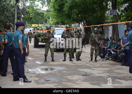 Bangladeshi Soldaten und Polizisten Fuß entlang einer Straße, die führt zu einem gehobenen Restaurant in Dhaka am 2. Juli 2016, nach einem blutigen Belagerung es durch bewaffnete Angreifer, die am 1. Juli begonnen. Schwer bewaffnete Kämpfer ermordeten 20 Geiseln in Bangladesch, viele ihrer Opfer zu Tode, hacking, bevor sechs der Angreifer am Ende einer Belagerung niedergeschossen wurden 2 Juli in einem Restaurant mit Ausländern verpackt. Wie die Gruppe islamischer Staat (IS) Verantwortung für das Blutbad zu Beginn des Urlaubs Eid behauptet, sagte Premierminister Sheikh Hasina, dass sie fest entschlossen war, Militanz in der überwiegend muslimischen Na zu beseitigen Stockfoto