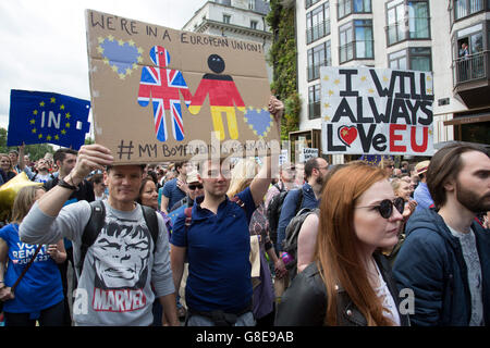 London, UK. 2. Juli 2016. Zehntausende von Menschen protestieren in der Marsch für Europa gegen Brexit Demonstration nach ein 'Verlassen' Ergebnis des EU-Referendums am 2. Juli 2016 in London, Vereinigtes Königreich. März in der Hauptstadt vereint Demonstranten aus allen Teilen des Landes, wütend auf die Lügen und Fehlinformationen, die die Kampagne verlassen die Briten während des EU-Referendums zugeführt. Seit die Abstimmung bekannt gegeben wurde, gab es Demonstrationen, Proteste und endlosen politischen Kommentar in allen Formen der Medien. Die Hälfte des Landes sehr unzufrieden mit dem Ergebnis und der Aussicht auf sein Stockfoto