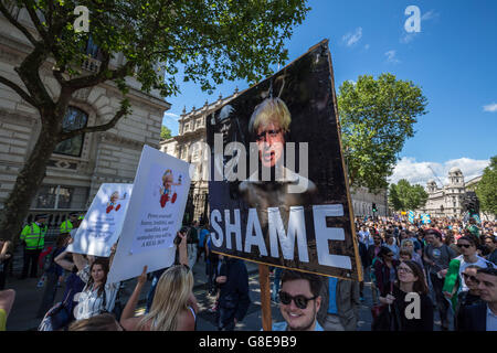 London, UK. 2. Juli 2016. "März für Europa" Protest gegen den Austritt EU-Referendum sahen Zehntausende von Anti-Austritt Demonstranten marschieren durch central London in der Westminster Parlament Square Credit Rallye: Guy Corbishley/Alamy Live News Stockfoto