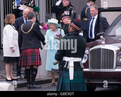 Eddinburgh, Schottland. 2. Juli 2016. Die Queen fährt das Parlament. Die Königin öffnet die fünfte Sitzung des schottischen Parlaments. Das fünfte Semester des schottischen Parlaments begann nach dem Mai Holyrood Wahlen und MSPs hatte ihre letzte Sitzung vor der Sommerpause am Donnerstag. Im Anschluss an die Eröffnungszeremonie nahmen Tausende von Menschen an Reiten Prozession auf der Royal Mile, angeführt von der Band des Royal Regiment of Scotland. Bildnachweis: Andrew O'Brien/Alamy Live-Nachrichten Stockfoto