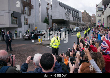 Eddinburgh, Schottland. 2. Juli 2016. Die Queen fährt das Parlament. Die Königin öffnet die fünfte Sitzung des schottischen Parlaments. Das fünfte Semester des schottischen Parlaments begann nach dem Mai Holyrood Wahlen und MSPs hatte ihre letzte Sitzung vor der Sommerpause am Donnerstag. Im Anschluss an die Eröffnungszeremonie nahmen Tausende von Menschen an Reiten Prozession auf der Royal Mile, angeführt von der Band des Royal Regiment of Scotland. Bildnachweis: Andrew O'Brien/Alamy Live-Nachrichten Stockfoto