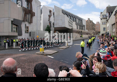 Eddinburgh, Schottland. 2. Juli 2016. Die Königin öffnet die fünfte Sitzung des schottischen Parlaments. Das fünfte Semester des schottischen Parlaments begann nach dem Mai Holyrood Wahlen und MSPs hatte ihre letzte Sitzung vor der Sommerpause am Donnerstag. Im Anschluss an die Eröffnungszeremonie nahmen Tausende von Menschen an Reiten Prozession auf der Royal Mile, angeführt von der Band des Royal Regiment of Scotland. Erste Minister Nicola Sturgeon wurde von anderen Führern einschließlich Kezia Dugdale, Ruth Davidson und Willie Rennie verbunden. Bildnachweis: Andrew O'Brien/Alamy Live-Nachrichten Stockfoto